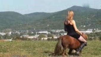 国产骑小马美女视频,展现青春活力与时尚风采